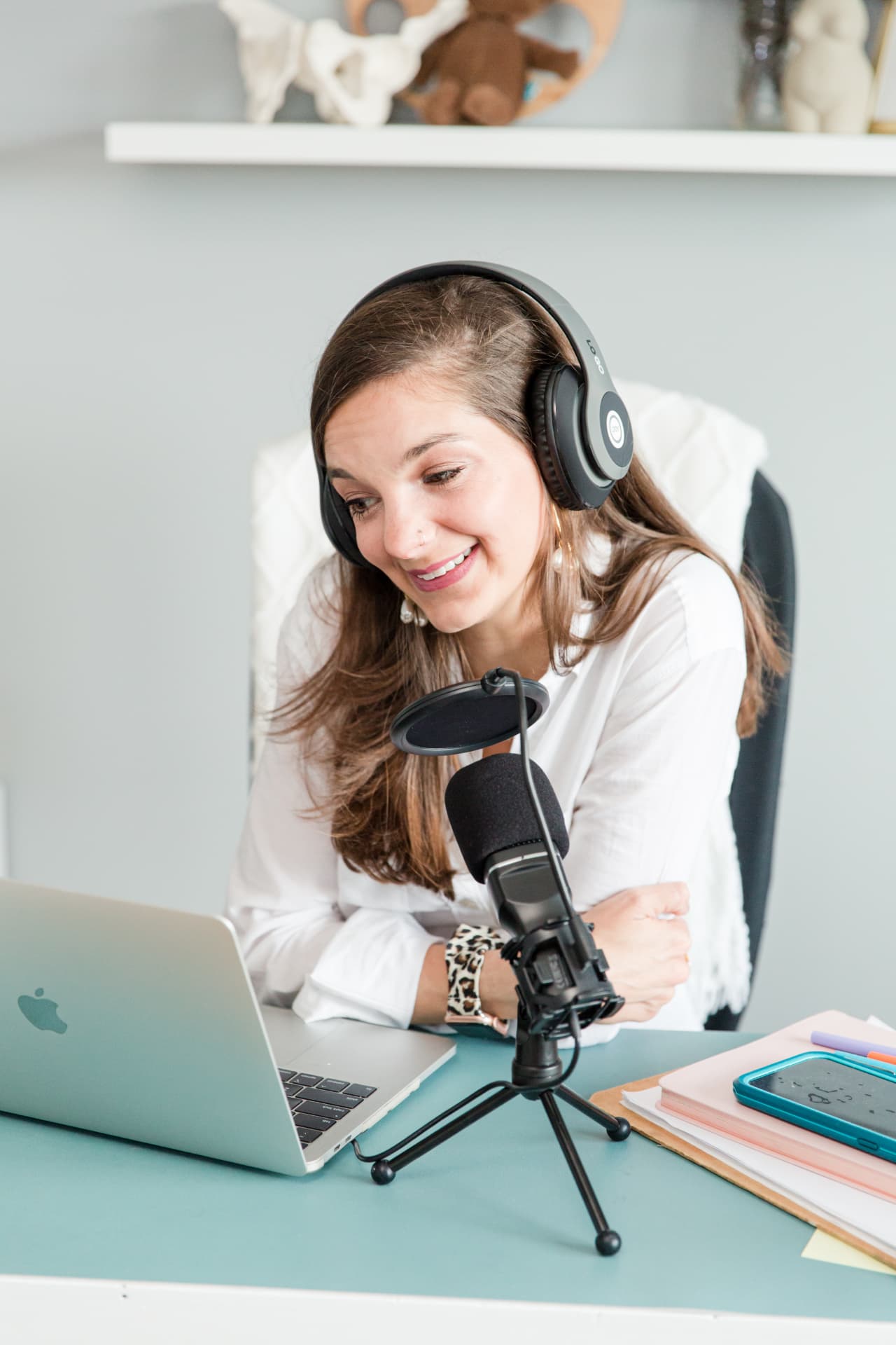 HeHe speaking into a microphone during an online teaching session